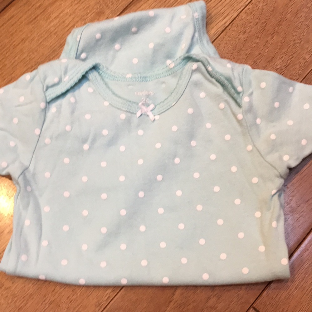 6 Carters onesies - Picture 3 of 7